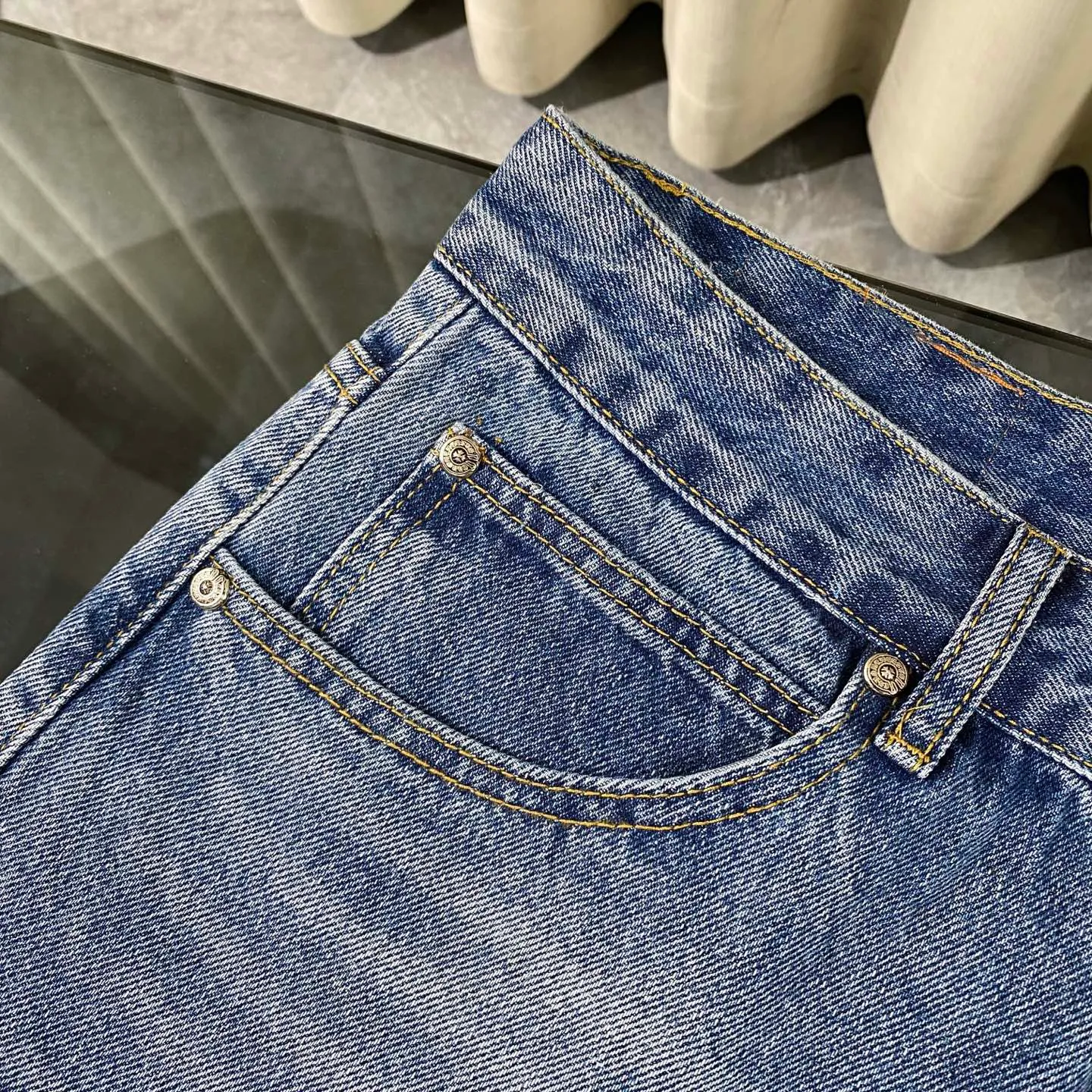 P220 chrome hearts 2025 new double blue cross patchwork leather jeans vi Top heavy industry fashionable design] Consistent high street luxury style creation. Speaking of this style, the Zangyin family and GU family are definitely the leading representative brands. Especially the Zangyin family has really achieved a state-of-the-art effect in creating high street style. The unique washed material is used to create this style. The color system is quite eye-catching. After it is decorated with patchwork cross flowers, it cleverly highlights the charm of the brand. Secondly, this style uses classic The classic high-waist cutting design highlights the long legs and fashionable temperament of the upper body. The brand is highly recognizable and the slim fit configuration is more suitable for daily wear. It is a product that interprets personality, fashion, and specifications at a glance. This single product is enough to make any fan excited. It can be a white T-shirt for youthful preppy style, or a tight suspender for lady style. It has strong matching ability and can be easily controlled by men.  [Materials and craftsmanship] Needless to say, this point goes without saying. As an excellent craftsman brand, Zangyin’s requirements for details and craftsmanship are really perfect. The washed color of this model has gone through so many processes, not to mention the embellishment of denim appliques. It is also purely hand-made and sewn. Just like what they believe in, only hand-made things have soul and have the meaning of wear. A top-notch heavy-duty fashionable denim item, I look forward to your perfect interpretation! !  Size:28-34